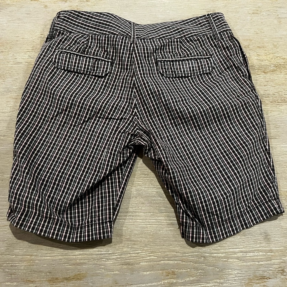 Old Navy Plaid Bermuda Shorts Women’s 14 Mid-Rise Black Pink Check - Picture 4 of 8